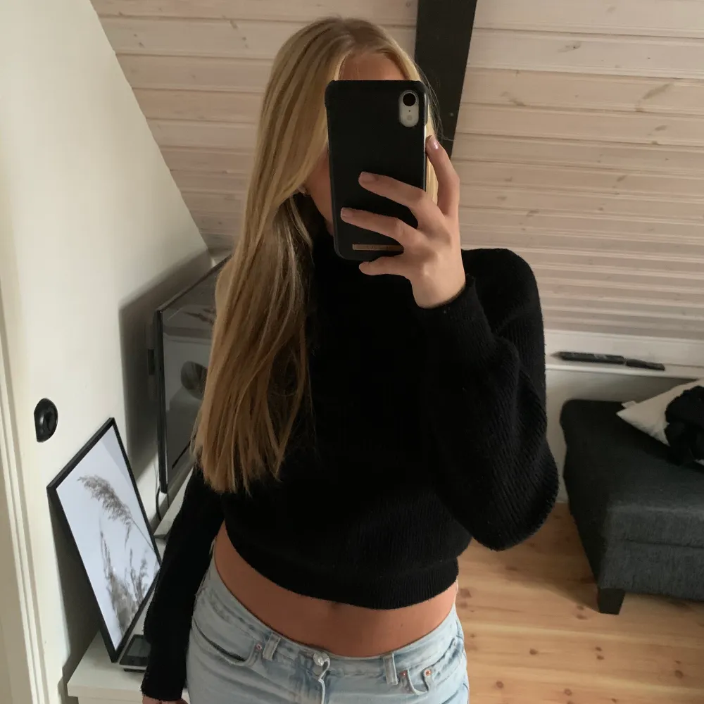 Svart stickad tröja med låg polo från zara💗. Neuleet.