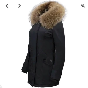 Svart vinter jacka - Vinter jacka i storlek XS med en beige/brun pälskrage, jackan formar kroppen samt midjan väldigt fint och är köpt i vintras i gott skick och har använts 2 gånger