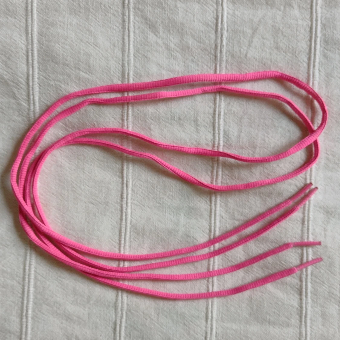 Ett par rosa/neonrosa skosnören, 110 cm - 91