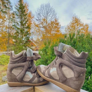 Isabel Marant High Bekett  - Hej, säljer nu min flickväns Marants. De är i mycket bra skick, inga synliga defekter. De är i storlek 39 och True To Size. Dessa säljs för runt 5000kr på Miinto. Priset är inte hugget i sten. Hör av er vid frågor🙂