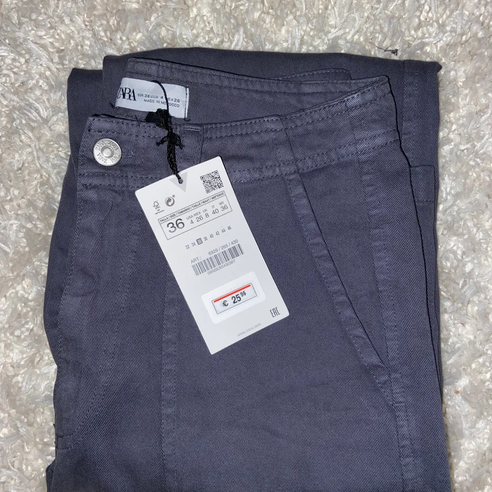 Cargobyxor från Zara helt nya och oanvända köpte i fel storlek utomlands,  i Sverige på Zara kostar de 359kr så lite billigare blir det (Storlek 36). Jeans & Byxor.