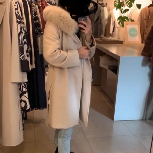 Max Mara kappa - Säljer min fina Max Mara kappa. Jackan är använd endast några få tillfällen. Den är i nyskick, fri från sminkfläckar och annat slitage. Färgen var en nyhet när jag köpte den som endast såldes i några få ex. Taggar, kvitto samt jackans skyddspåse medföljer