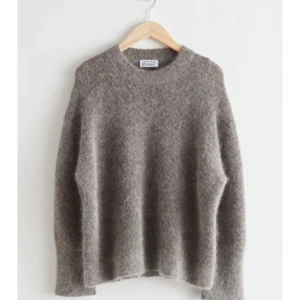 Mohair stickad tröja & other stories - Min favvotröja i mohair från & other stories som jag har två av då jag beställde fel storlek❤️nypris 1300, använd någon enstaka gång. Köpare står för frakt 