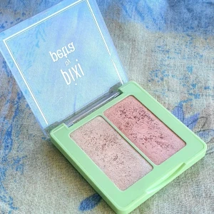 PIXI By Petra Glow-y Gossamer Duo Highlighter Subtle Sunrise - Nypris 299:- så fin men jag måste rensa ur min smink kollektion. Fraktsumman blir 19kr (frakt m frimärke) vid direkt swish till mig, välj ej Köp Nu isåfall. Samfraktar för minsta möjliga frakt kostnad för dig. Kontakta mig angående detta