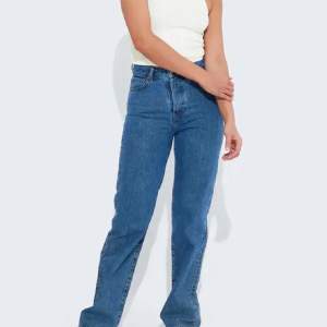 Mörkblåa jeans, aldrig använda och nypriset på dom va 599kr