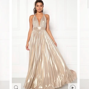  Balklänning  - Köptes i våras och endast använd en gång på min bal. Nypris 1499kr, kan gå ner i pris vid snabb affär 💕 Dm för mer information. ( är lite smutsig ner till, men går att tvätta bort)