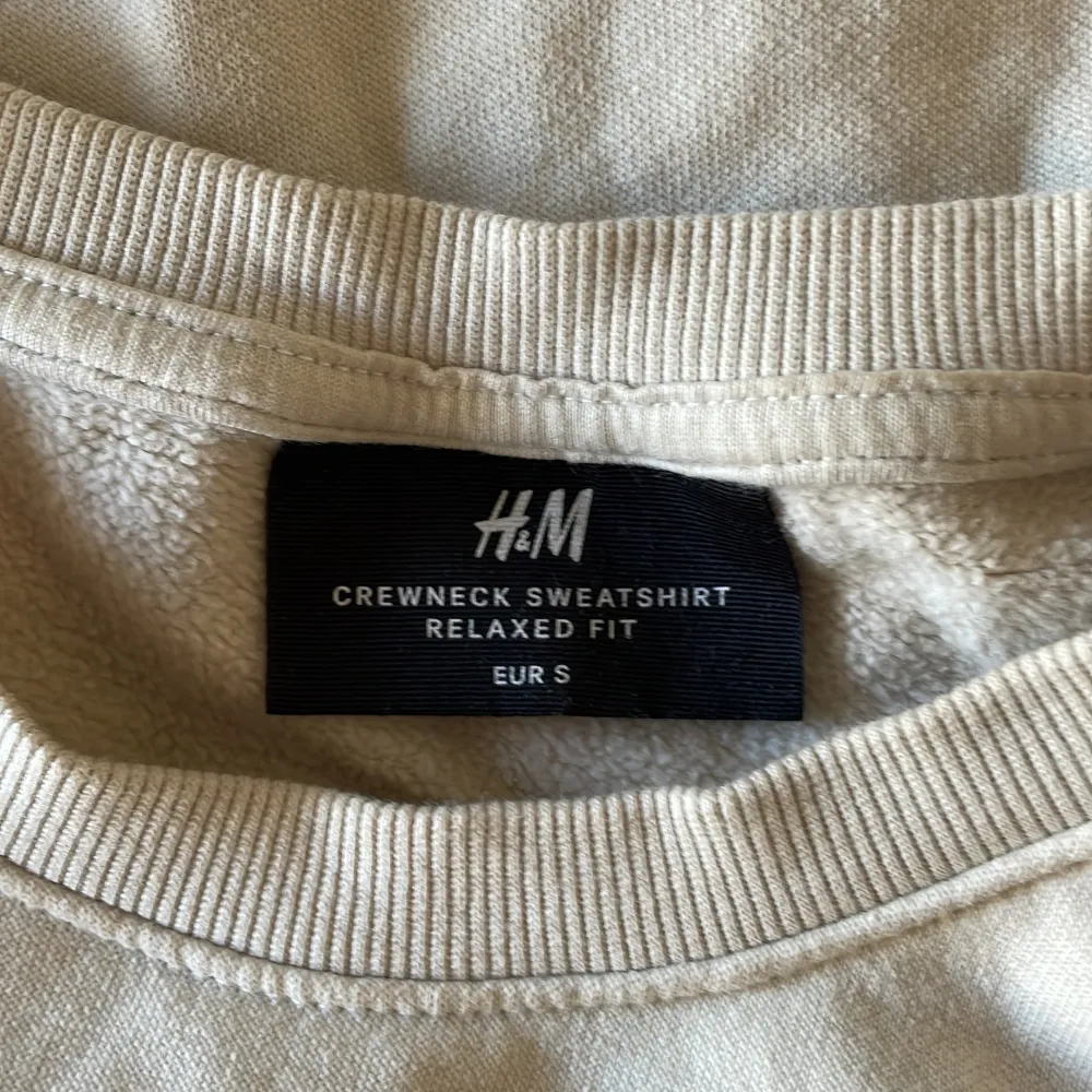 En lätt oversized beige sweatshirt i storlek s från herravdelning på H&M, knappt använd. Hupparit & Collegepaidat.