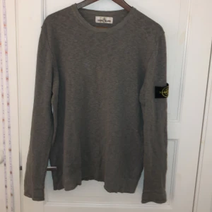Stone Island - Sweater/tröja - Säljer på grund av att jag aldrig använder den. Har ett litet hål i kragen se bild 3 annars gott skick. 
