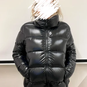 Colmar Ladies Down Jacket - Svart glossy Down jacket i topp nyskick!  Stl 50 IT små i storlekarna Använd endast ett fåtal gånger Kan skickas 