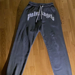 Palm Angels Byxor - Palm Angels byxor säljs för bra pris, mycket bra skick.  Pris 2300kr Skick 9/10 Storlek S (kan passa M beroende på hur man vill att den ska sitta)