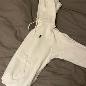 Ralph Lauren hoodie  - Vit Ralph lauren hoodie  Storlek: S  Köparen står för frakt 🌸💕📦