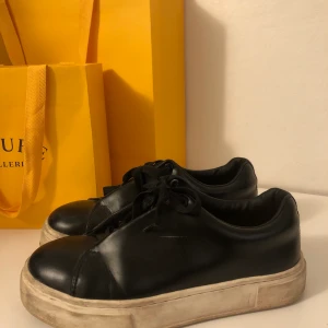 Eytys - Populära skor från eytys i skinn material 💓💓 så coola!! Storleken är 39 🫶🏽 tvättas såklart innan dem säljs! 