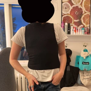 3 stycken svarta t-shirts - 1. En tröja med liten krage- stl xs/s lager 157 30kr 2. En tröja som är urringad och korta ärmar- stl s vet inte vart den är ifrån 29kr 3. En basic tröja med vita ränder vid ärmarna- stl 134-140 från h&m. 10kr