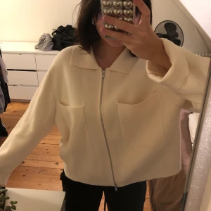 Åhlens kofta - Sååå fin kofta/jacka från Åhlens 💓 Färgen är typ benvit 🫶🏽 storleken är L men sitter snyggt oversize på mig som har S/M 💓