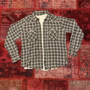 Vintage flannel - Vintage flannel i tvär feta färger de är ett bra material och en sjuk passform, den har coola detaljer som zippers på bröst fickorna (skriv för mer info eller pris)