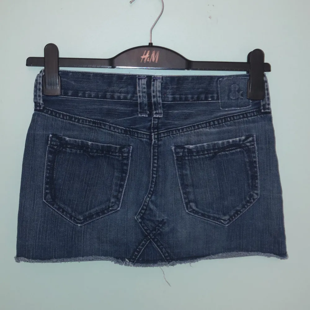 Superfin jeans-minikjol köpt på second hand! Jag har tyvärr aldrig använt den och har inga bilder med den på då den är för liten för mig.. Kjolar.