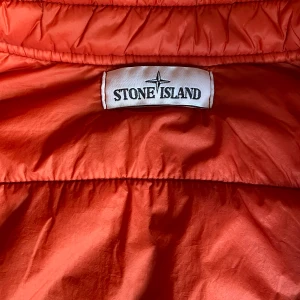 Stone island - Säljer en helt ny stone island höst jacka Ny pris 5000kr Kan säljas biligt vid snabb affär aldrig andvänd köpt ur butik