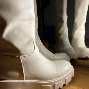Höga boots, från RAID - Köpta från Zalando, använda 1 gång förra vintern🤍 Nypris 729kr