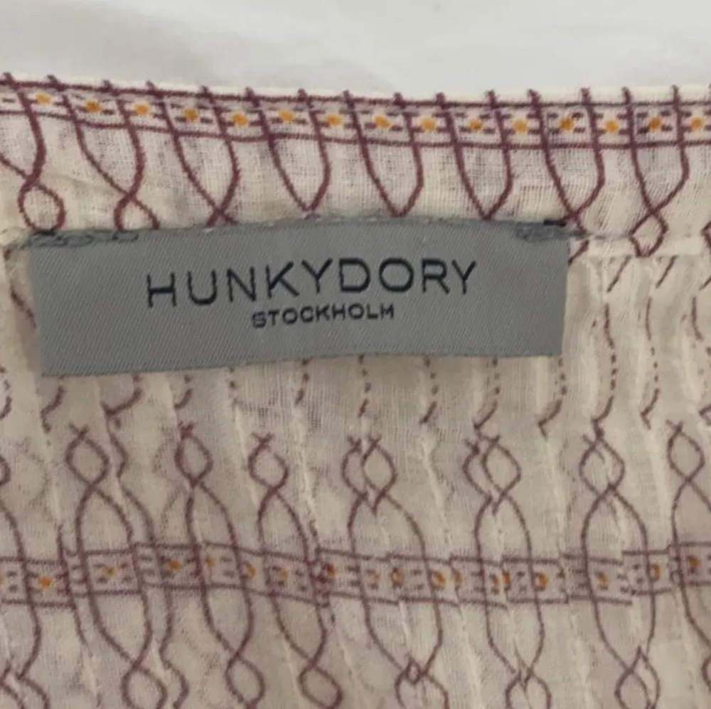 Fin blus från Hunkydory i storlek M, passar också storlek S! Köpt för ca 800kr, säljer för 300 + frakt (66kr) . Blusar.