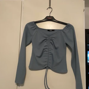 Söt turkos topp från BikBok 💚💙 - En jättefin söt cropped topp från BikBok i en turkos färg. Passar perfekt till både vardags och festtillfällen. Har band som går att justera beroende på hur kort man vill ha den. 