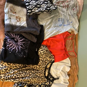 Toppar! - Toppar i olika mönster o färger! Storlek XS-M 15kr st, fint skick