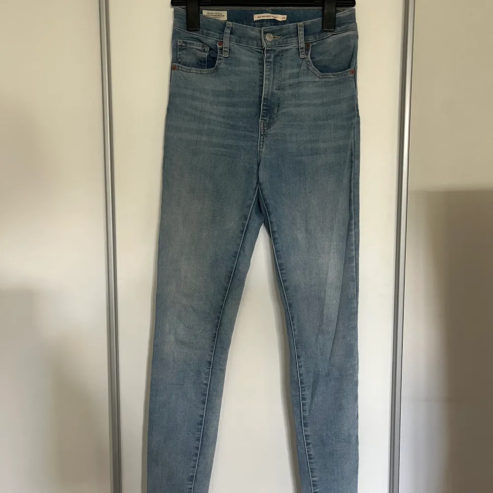 Levi’s jeans i modellen ”mile high super skinny”. Storlek W 26 L 32 och i väldigt gott skick. Byxorna är väldigt lång i bennen och passar bra på allt från 175 cm och uppåt. . Jeans & Byxor.