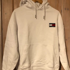 Tommy Jeans Hoodie Storlek L - Nyskick inte använd mycket. Lite pösig och men kortare, väldigt mysig och sitter skönt!