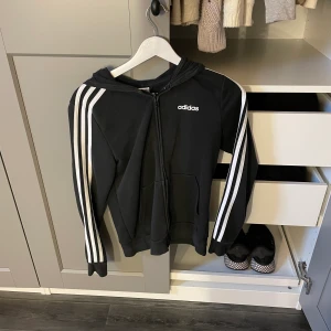 Adidas  - Ny hoddie i storlek S som sitter fint men säljer den pågrund av att den inte kommer till användning. Säljer den för 150kr plus frakt pris kan diskuteras❤️