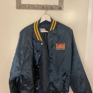 Baseball jacka/ varsity jacket - Jag säljer min baseballjacka eftersom jag inte haft användning för den. Den är inte används alls mycket däremot köpt på second hand i Göteborg (Broadway and sons) så jag skulle säga att den är unik. Sitter oversized eftersom de e i storlek L.