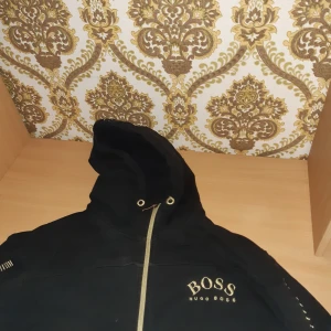 Hugo Boss zip Hoodie - Skick 7/10, snören saknas. QR KOD finns inuti tröjan, strl xl. Används ej och passar mig inte, endaste seriösa tack.