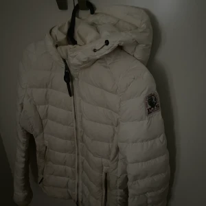 Para jumper höst jacka  - Parajumper höstjack köpt ifrån Miinto för 4536kr 2020. Använt fåtal gånger så den kan behövas kemtvättas om man vill ha den som ny💕 I storlek XXS, går att skanna av koden inuti jackan så man kan verifera den är äkta. Skriv för fler bilder 