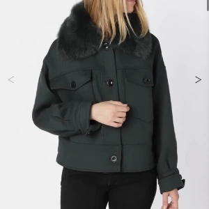 Helt ny meotine jacka - Säljer denna helt nya super snygga meotine jackan, får hem den nästa vecka, men då jag hann köpa en innan på plick så behöver jag ej den längre, säljer om jag får ett bra pris för den, kan mötas i Stockholm eller frakta🤍