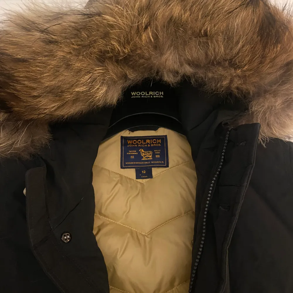 Säljer denna super härliga och helt oanvända vinter jacka från woolrich. Den är verkligen jätte varm och skön till vintern passar från S till M🥰 ( äkta!! ) kan mötas upp i Gbg Annars frakt💗. Jackor.