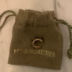 Maria Nilsdotter earcuff - Super söt maria Nilsdotter ear cuff med jättecoola detaljer! Nypris: 2000 kr så säljer för 1400 då den aldrig är använd endast testad❤️🔥
