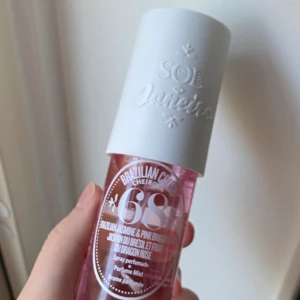 Brazilian crush perfume mist - Säljer en body mist från sol de janeiro i doften 68, 90ml. Lite använd (se bild 2). Köparen står för frakten