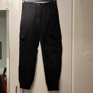 Cargobyxa - Byxor med stora fickor på sidan. Kan skickas