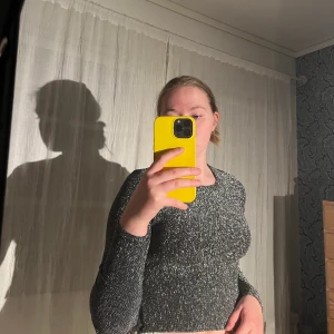 Festtopp - Väldigt glittrig topp med öppen rygg! Använd 2-3 ggr. Storlek S från Monki! Frakt tillkommer😊