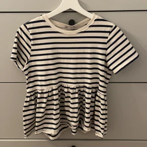 Zara tröja  - Säljer nu min fina zara volang tröja som ej finns kvar den är i jätte på skick ❤️❤️ kontakta för frågor 