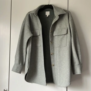 Overshirt HM  - Overshirt HM. Storlek S. Ljusgrön. I använt skick men fortfarande fin. 