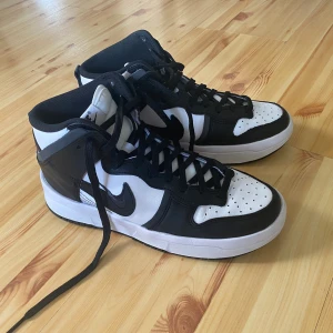 Nike skor - Använda Max 5 gånger. Säljes då de inte kommer till användning tillräckligt mycket. Köpta på Zalando, kvitto finns. Skickas som spårbart. Nypris ca 1400kr.