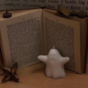 Spooky Candle 👻 - Ett läskigt spöke som kommer hemsöka dig under halloween och som passar perfekt bland halloween pyntet 🎃  (Vid doft och/eller gold flakes; 12kr)  (Vid present packning; 4kr)   Frakt; 26kr