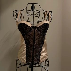 Korsett! - Sjuuuukt snygg och bekväm korsett! Knappt använd och inga direkta defekter, köpt på hönkenmöller för 599kr för några år sedan. Går att justera mycket i både midja samt banden, som också går att ta bort! Kupan passar dig med A-liten C! 