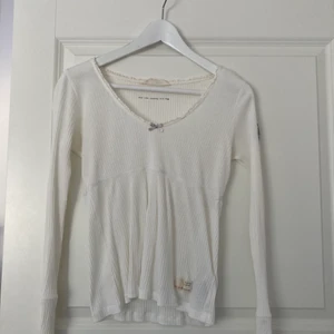 Vit topp från Odd Molly  - Jättesöt topp från märket odd Molly, den är knappt använd så den är i nyskick. Storlek 0 vilket motsvarar XS💞