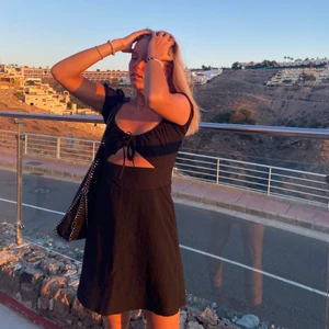 Svart klänning  - Suuuuperfin klänning från hm!! Verkligen en sån fin klänning och den är endast använd en gång, dvs när jag nog bilderna. Den är i storlek S/36 💕💕skriv privat för frågor. Vid många intresserade kan det bli budgivning. 