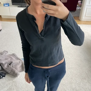 Tröja  - Säljer denna tröja från Brandy Melville som är så snygg och inte finns kvar!! Aldrig använd! Dirket pris: 280kr