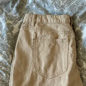 Ett var fina beiga jeans från SHEIN, super fina nu till våren och sommaren. Säljer på grund av att dom kom hem i fel storlek. Skulle säga att kvaliten är väldigt bra trots att dem är köpta på SHEIN. Aldrig använda heller. (Hund finns i hemmet) 💕