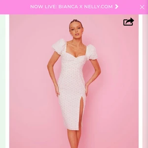 Sommarklänning  - Säker denna klänning i storlek 34! Har en 36 hemma ifall någon vill ha en storlek större, antigen så byter vi eller så köper du💕🧚‍♀️ vid köp så säljer jag den för 899 som den gjorde på hemsidan