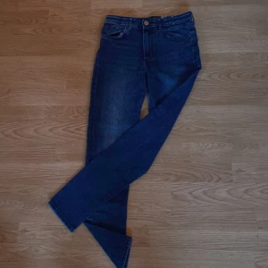 Den är ifrån & Denim - Mörkblåa jeans. Dom är också högmidjade för såna som gillar högmidjade jeans. Hoppas att ni tycker om de.❤️