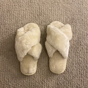 Tofflor  - Vita super sköna fluffiga tofflor. Storlek 38/39 men skulle säga att dom är mer 37 då dem inte passar mig som har 38❤️frakt tillkommer