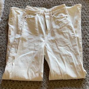 Fina vita jeans från hm de är i helt nyskick och inget tecken på anvädning. De är försmå på mig derför ingen bild där jag bär plagget💕 bara att höra av sig vid frågor eller fler bilder💕